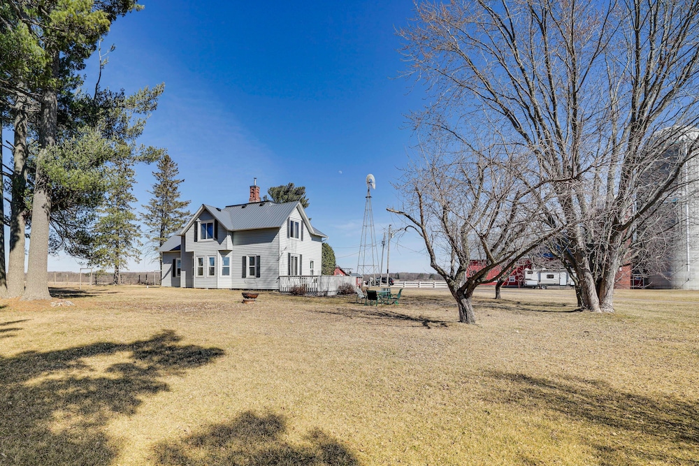 Quiet Farmhouse Retreat w/ Fire Pit - Pets Welcome view 3