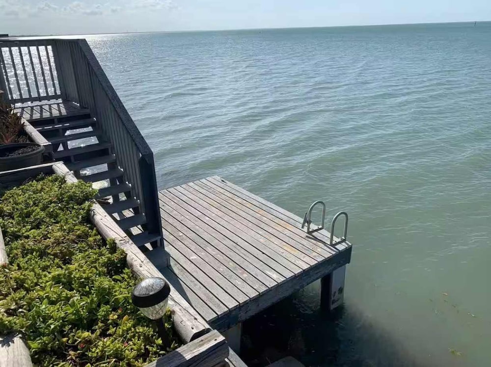 Bayside Paradise 4BR Home w Patio Games Room