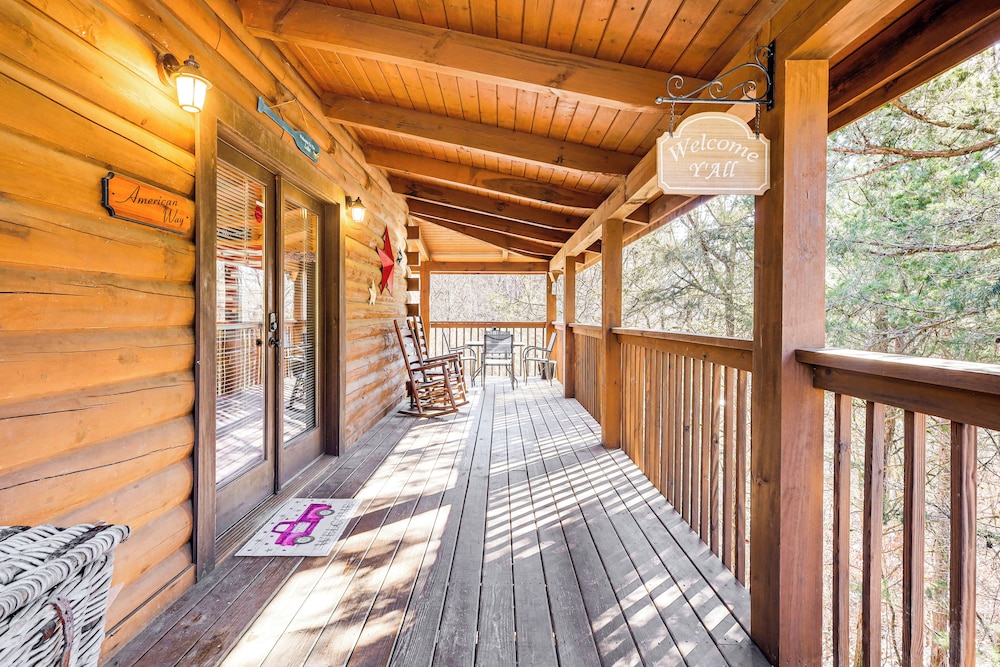 Cabin w/ Deck, Hot Tub & Douglas Lake Resort Perks