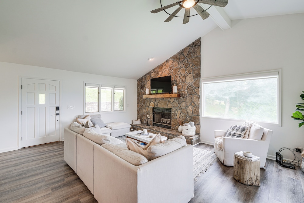 < 1 Mi to Lake Chatuge: Home w/ Mtn & Water Views!