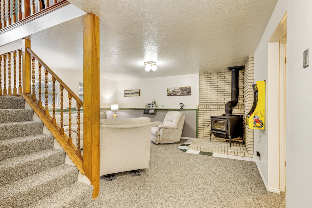 Fenced Yard, Patio: Family-friendly Pocatello Home
