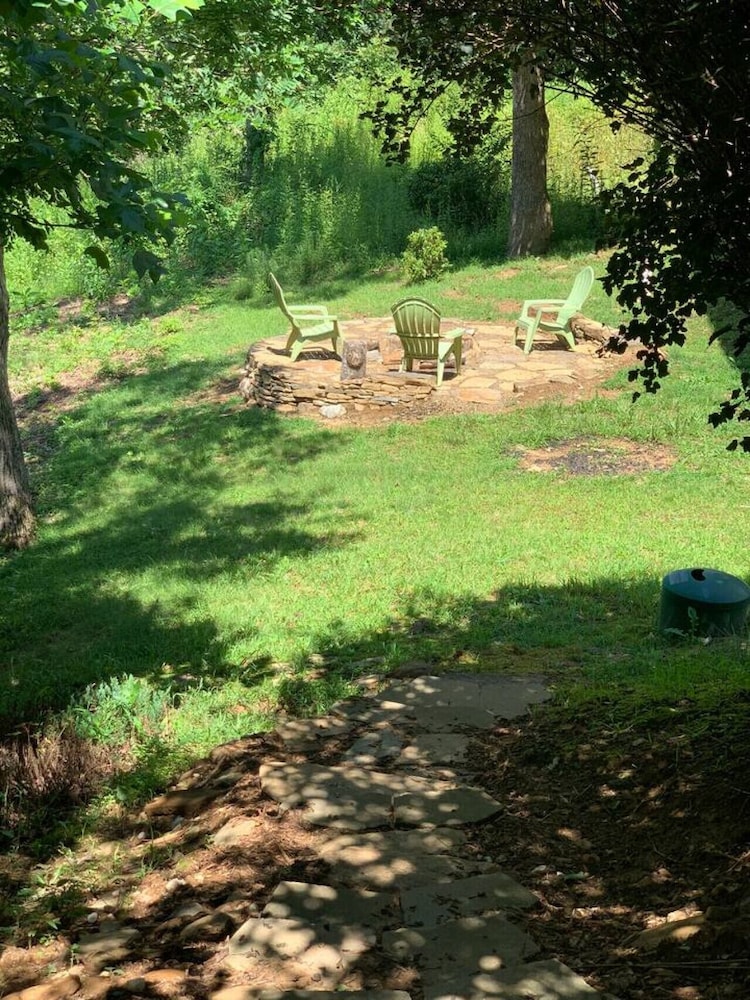 Spectacular 4BR Mountain Home Sleeps 12