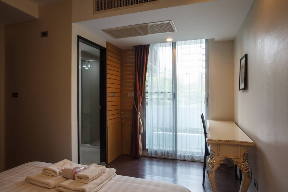 2D - 3 Bedroom Downtown Apartment With Shared Pool