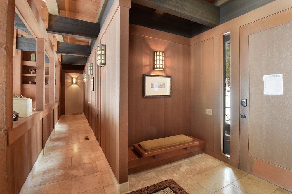 Joy on the River Stunning Waterfront Home for 10