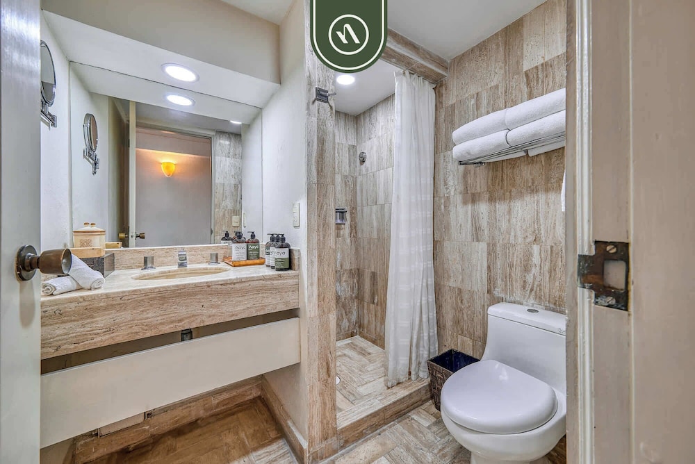 Beachfront 2 BR Condo - Beach - Pools - Tennis