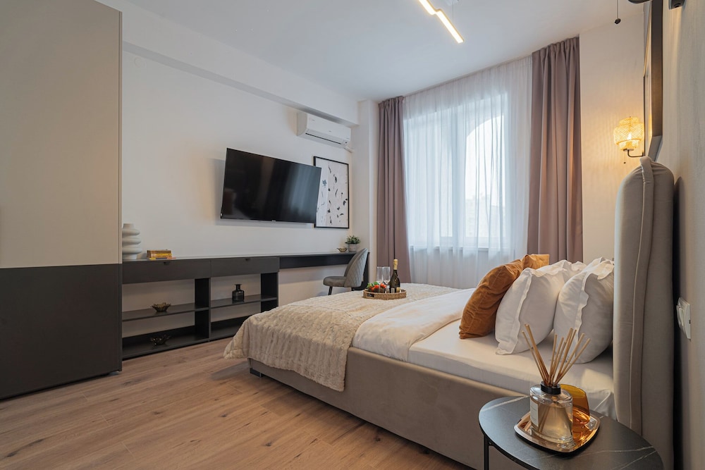 Loggia & Luxe 4BR Penthouse in Universitatii Area