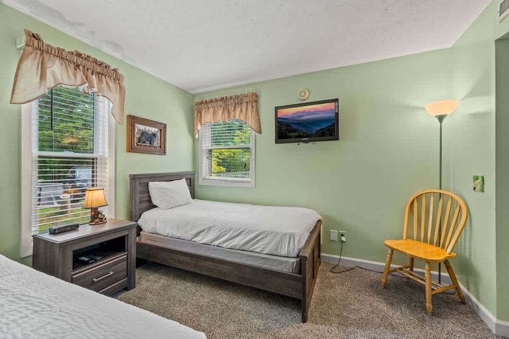 Sleeps 6 Indoor Pool Hot Tub Mountain Views