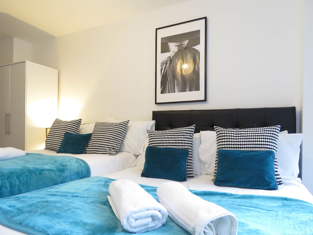 Tudors eSuites Birmingham Canalside with Gated Parking view 3