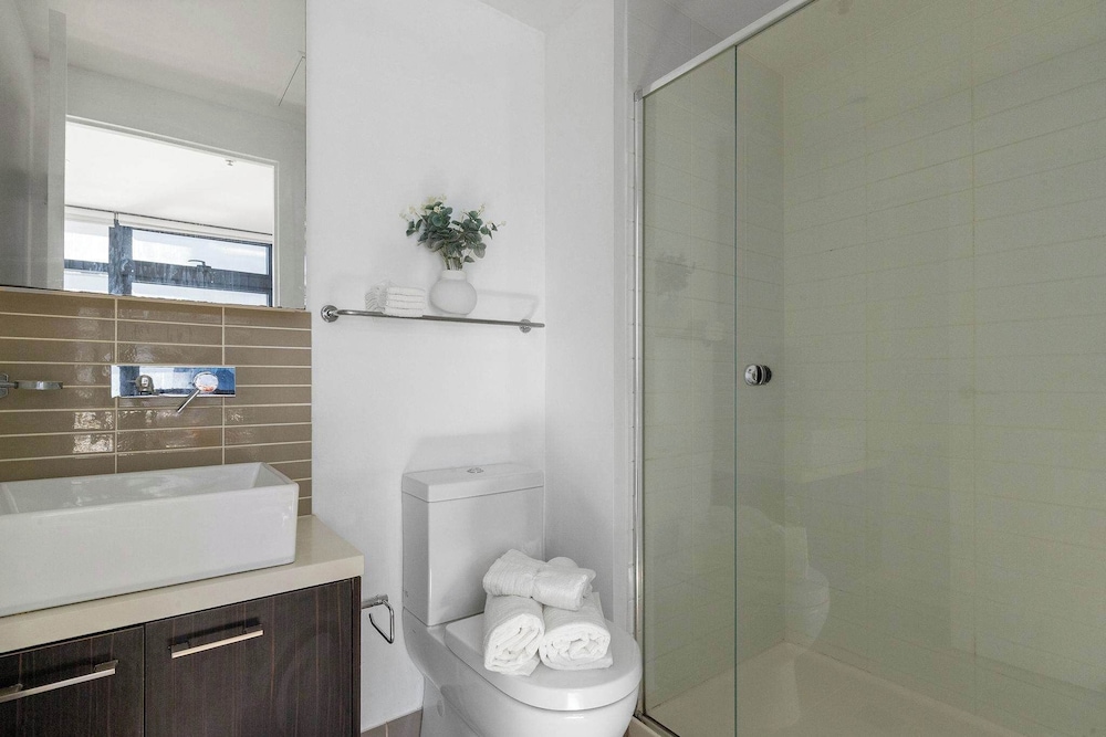 2BR Apt Next to Melbourne Central With City Views
