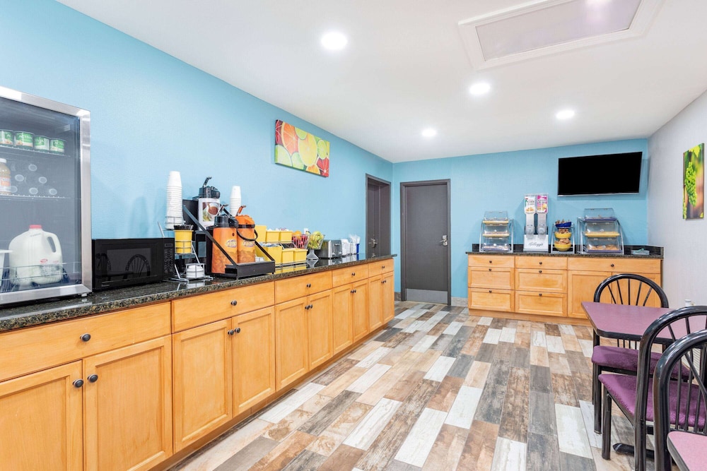 Days Inn by Wyndham N Orlando/Casselberry - Property Image 9