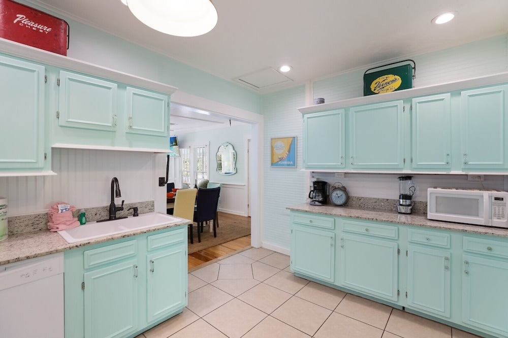 Marmalade Mermaid 3 Bedroom Home by RedAwning