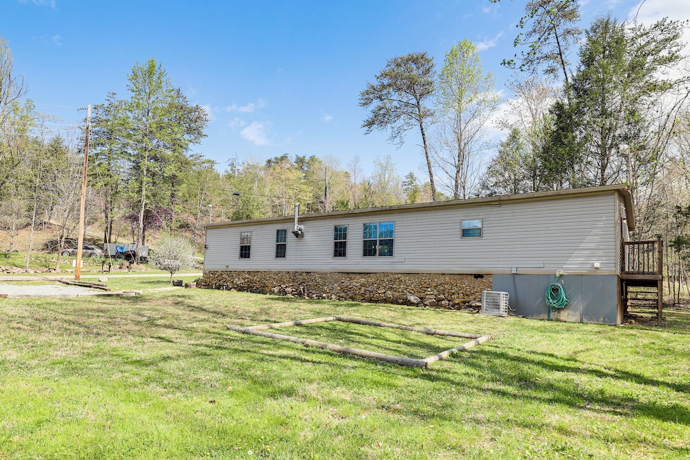 Hot Tub & Fire Pit: Getaway in Sevierville!