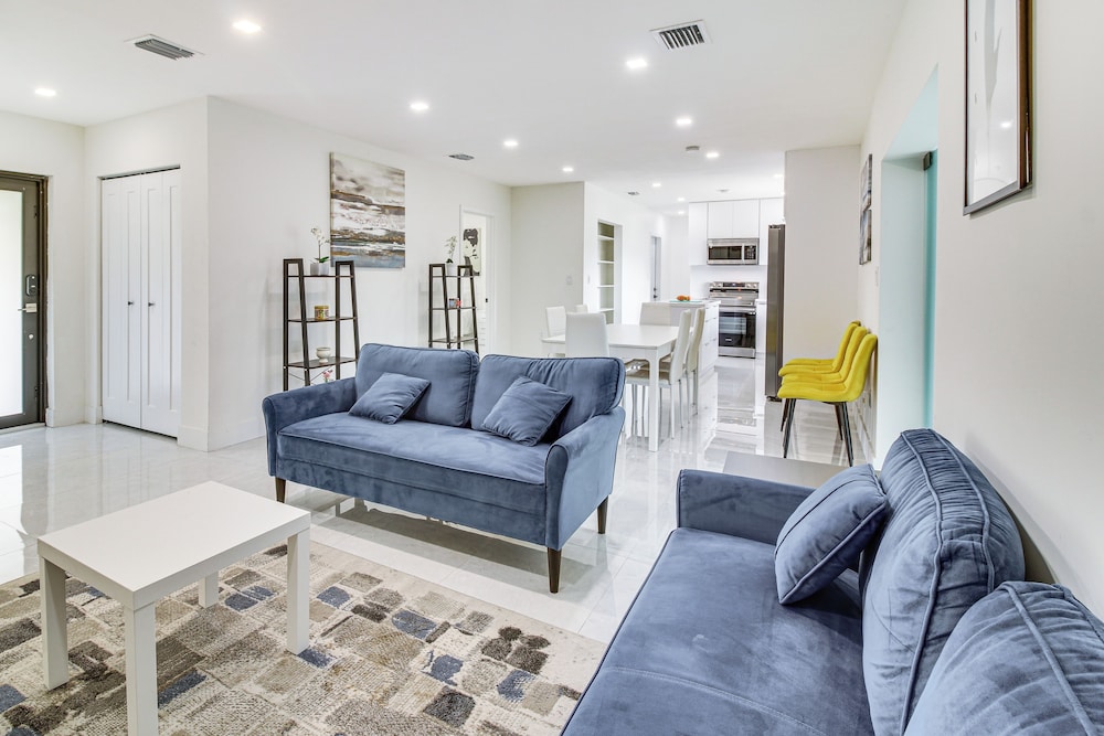 5 Mi to Beach: Group Getaway w/ Yard in Miami