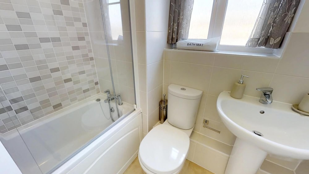 Stayzo - Cole Green Lane - Ideal for Your Next Staycation or Workcation Whole House With Wi-fi view 5