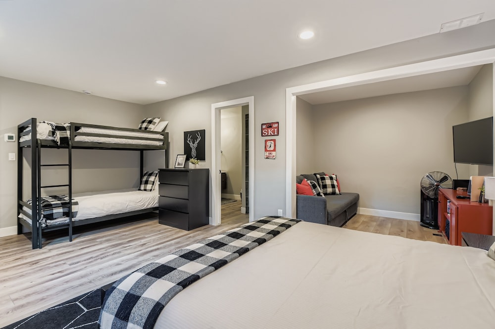 Mountain Luxury In Old Town Spa - Walk To Main 440 3 Bedroom Home