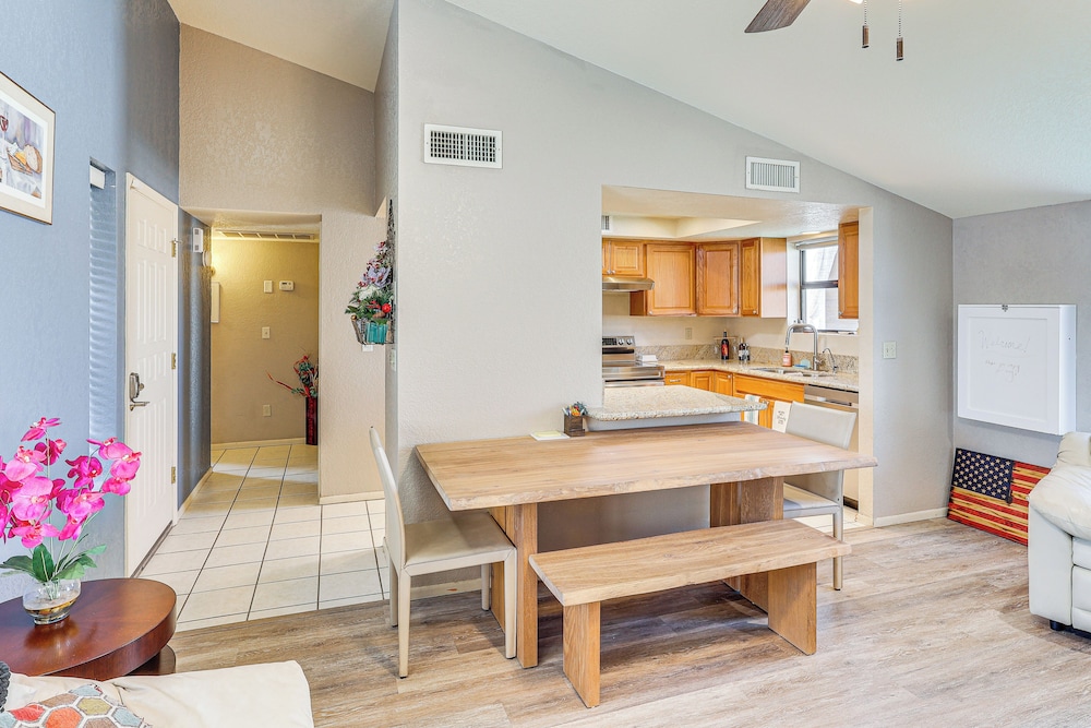 4 Mi to Beach & Boat Ramp: Lake Havasu City Abode!