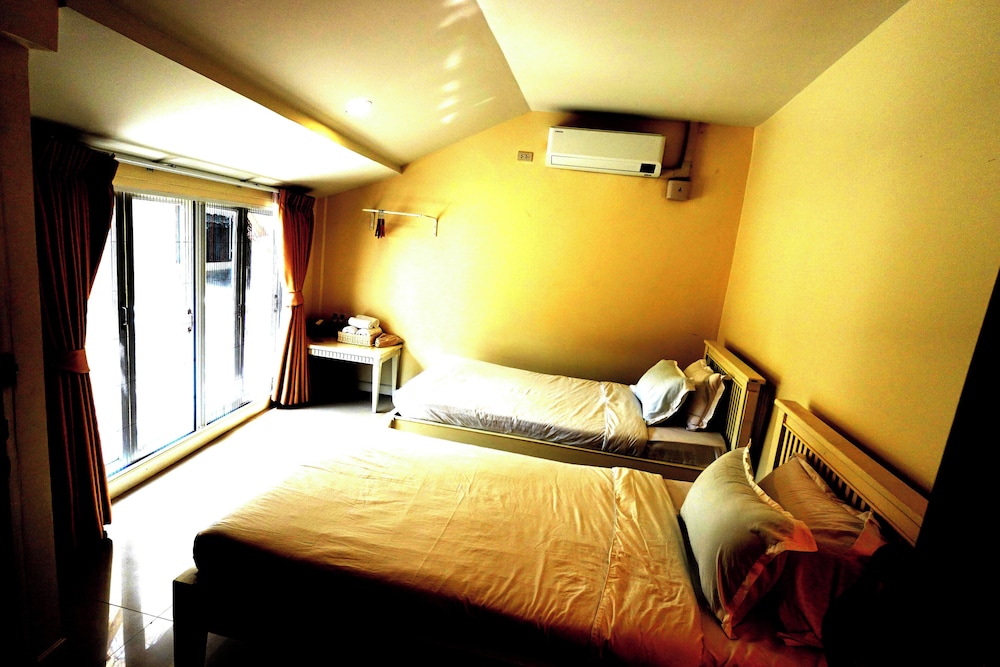 To The Moon Guesthouse