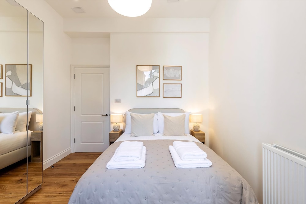 Bright & Elegant Chelsea Getaway: Private Balcony!