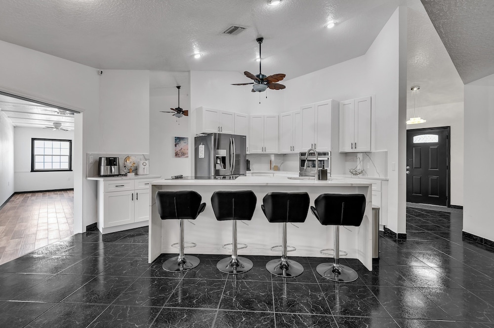 Relaxing Family Retreat In The Heart Of Sebastian 3 Bedroom Home