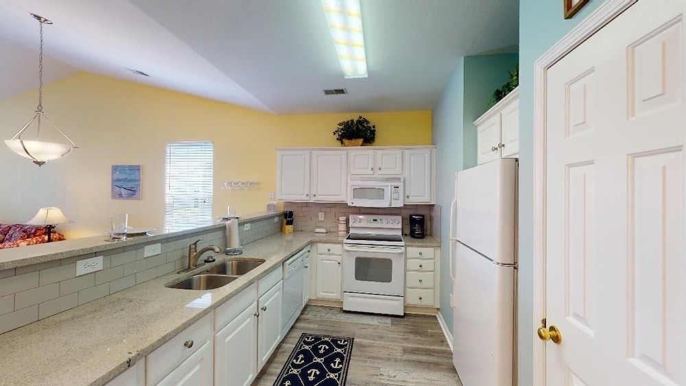 Beautiful 3 Bedroom Golf Course Condo - Sandpiper 71D 3 Condo by Redawning view 5