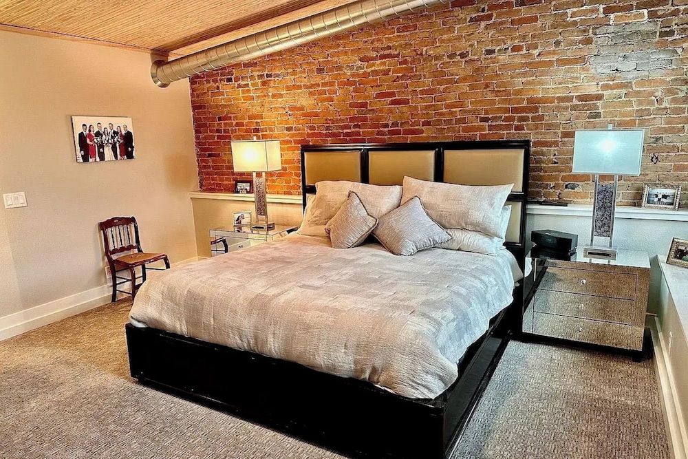 2BR Updated Dtwn Condo: Streaming, Patio, W & D