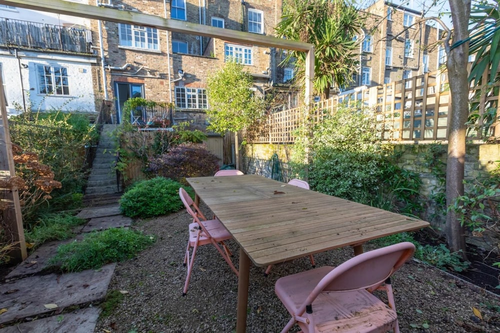 Spacious 2BD Flat By Regents Park & Camden Town!