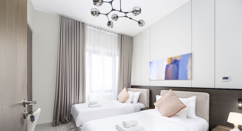 Chic 2 BR in Vida Residences Canal View