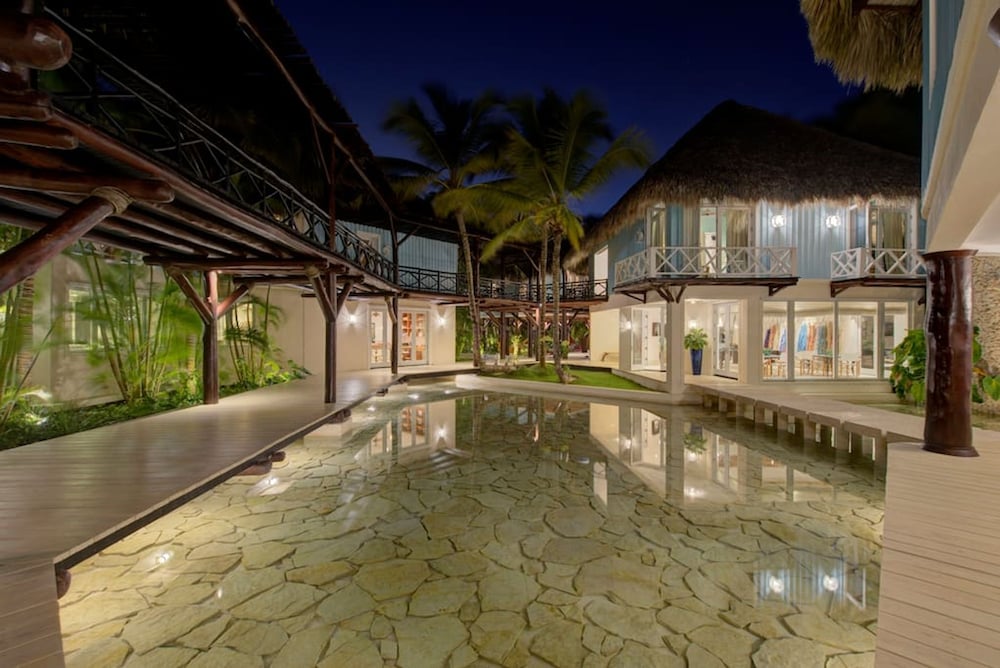 6 BR Beachfront Lush Oasis