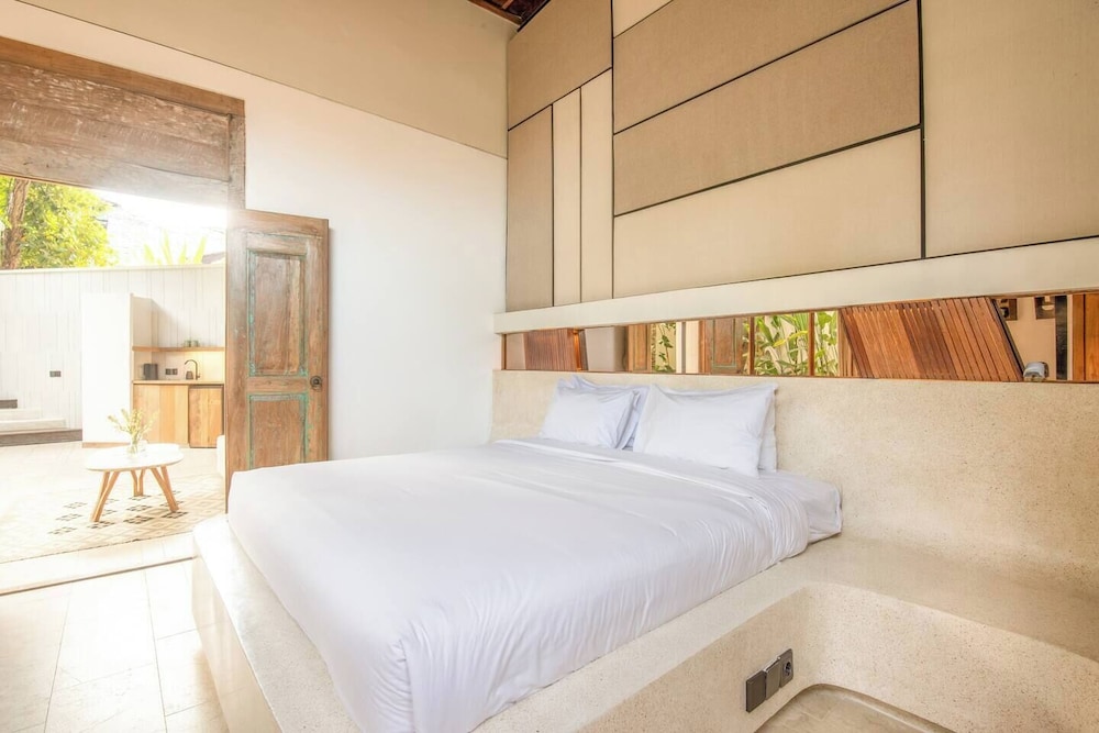 Stylish 1BR Villa With Pool, 800m to Canggu Beach