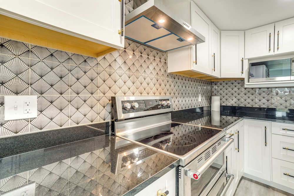 4 Mi to Gaylord Rockies: Modern Aurora Apartment