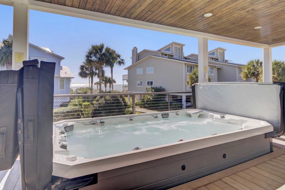 7 Beachwood East by Avantstay Steps to the Beach Ocean Views, Hot Tub, 7bdr