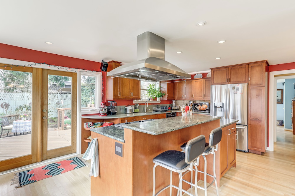6 Mi to Dtwn Seattle: Walkable Home w/ Hot Tub