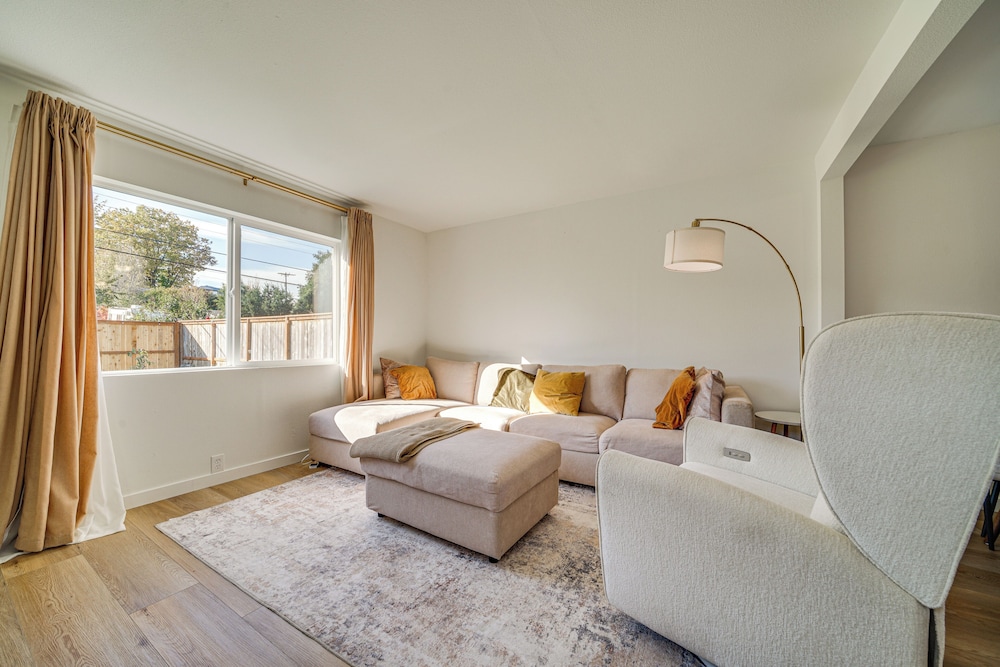 8 Mi to Downtown Seattle: Charming Home w/ Patio