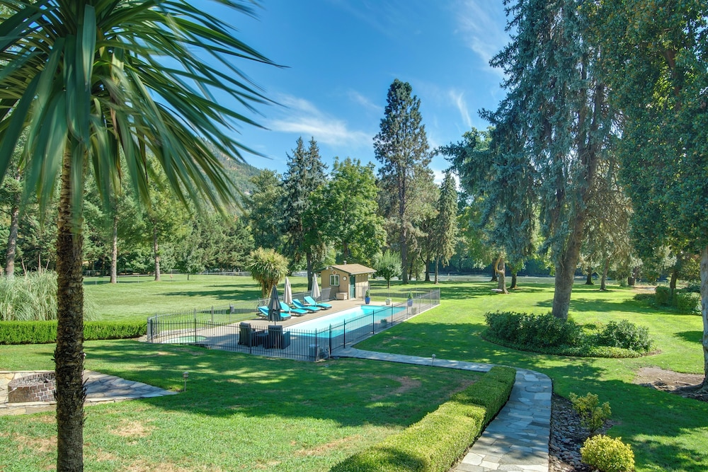 Lovely Riverfront Grants Pass Home: Pool & Hot Tub