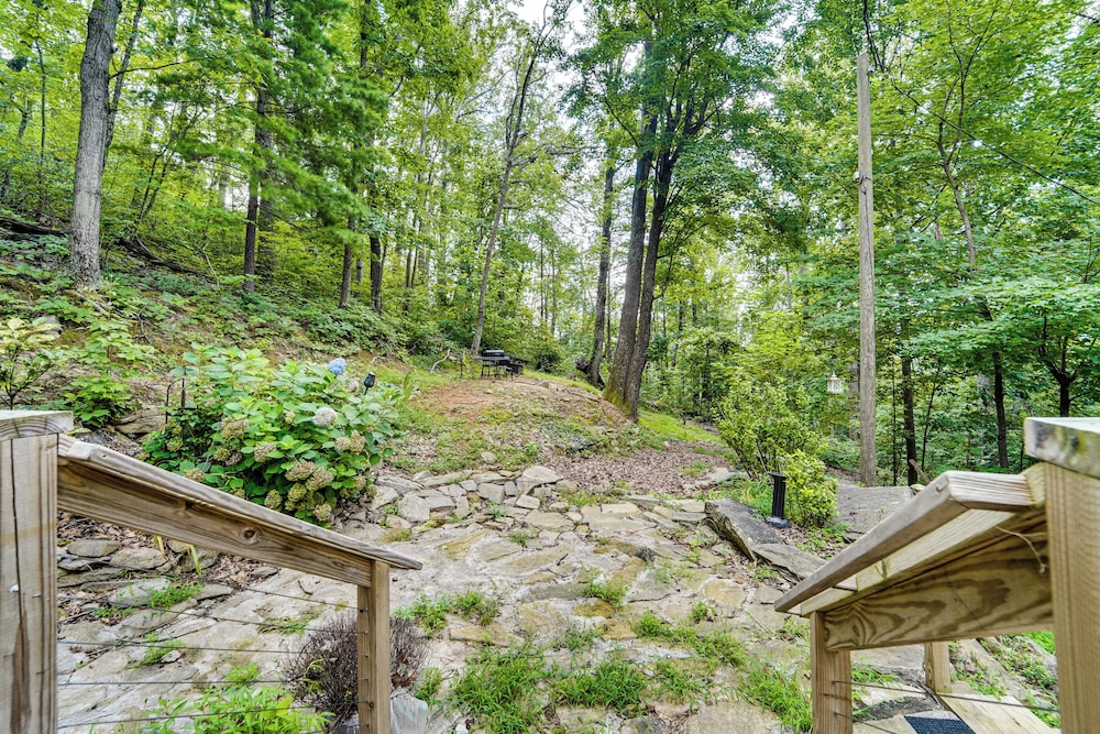13 Mi to Shenandoah NP: Serene Mtn-view Hideaway