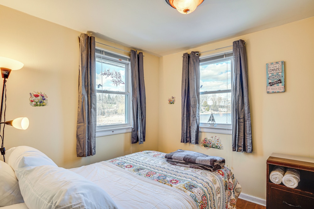 Near Hiking: Lakefront Getaway in Campbellsport!