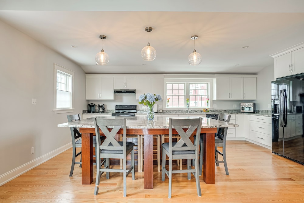 Walk to Front Beach: Dtwn Rockport Retreat!