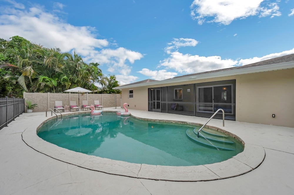 Naples Henrie Hideaway - Private Pool, Pet Friendly 12 Mins From Beach & Downtown 3 Bedroom Home