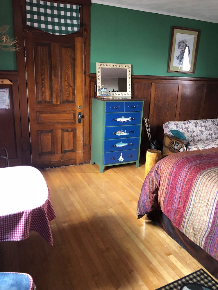 Hickory House Inn