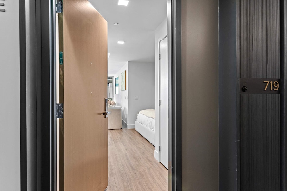 NEW Downtown Luxe King Suite Sauna Pool Access