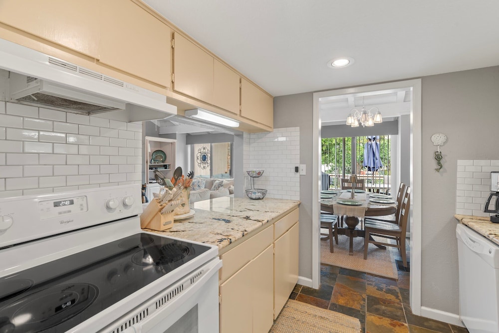 Lakeside Condo Retreat in Horseshoe Bay