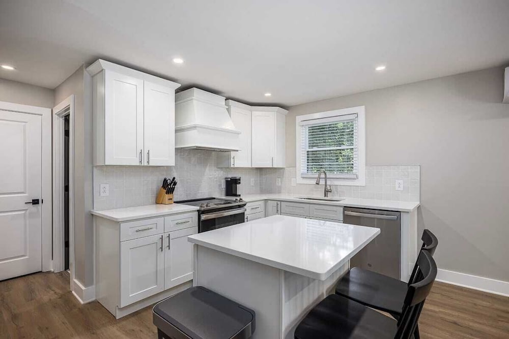24-guest Retreat The Nomad: Studio x2, 1BR x4