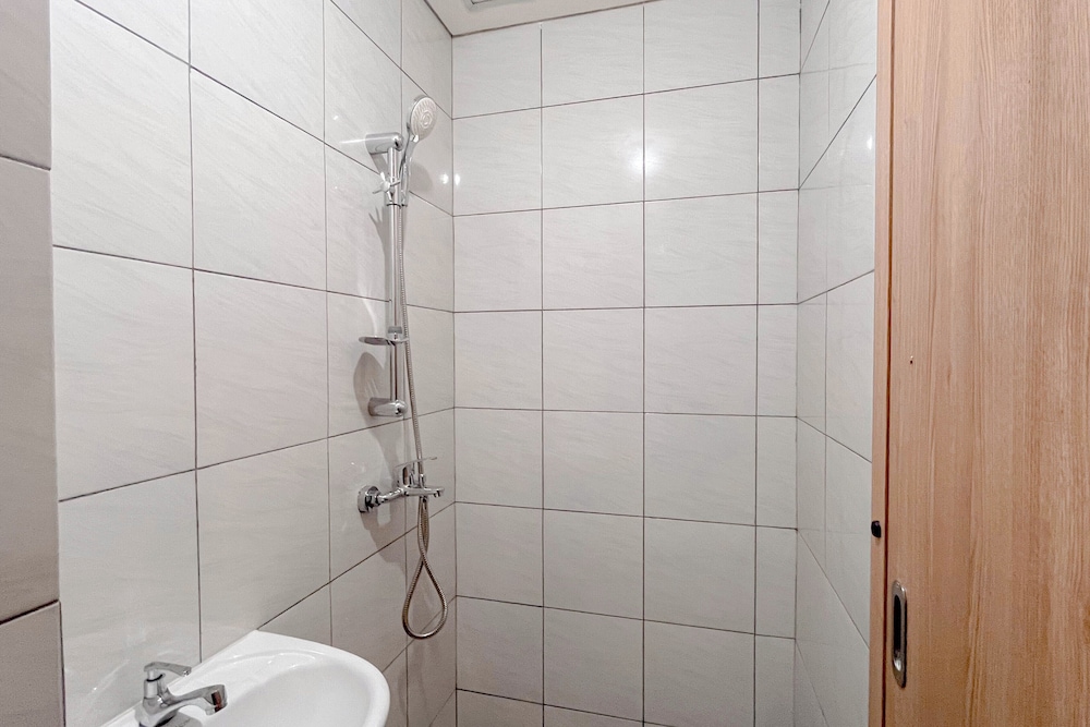 White Style Studio (No Kitchen) Apartment Bandaraya - Tallasa City Makassar