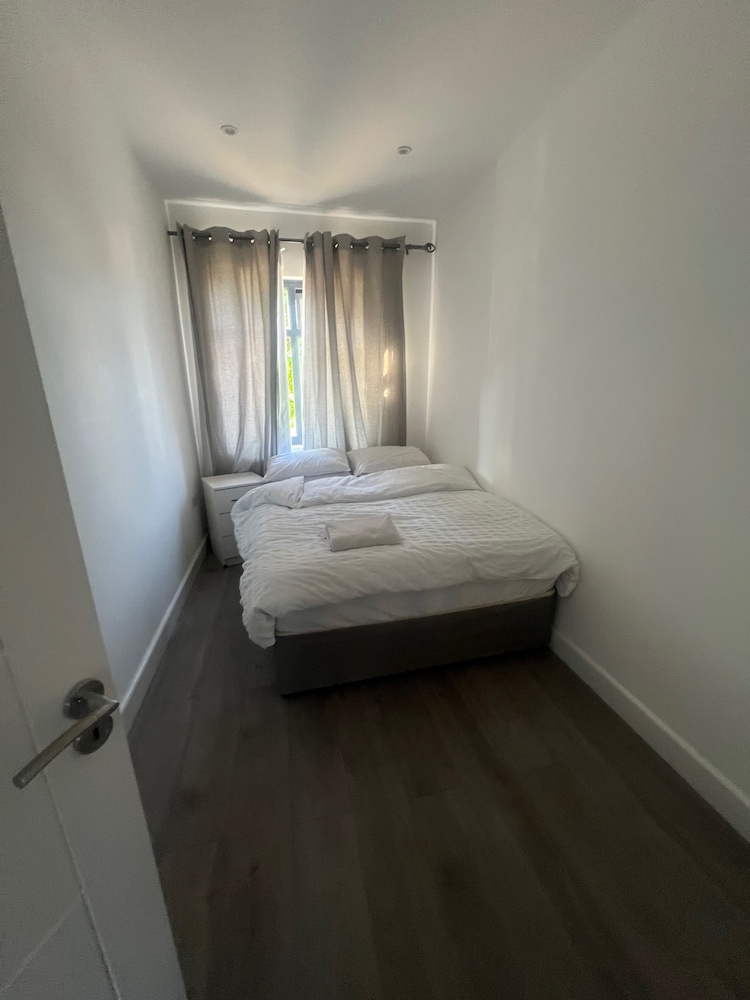 Sunny Gardens London House Retreat