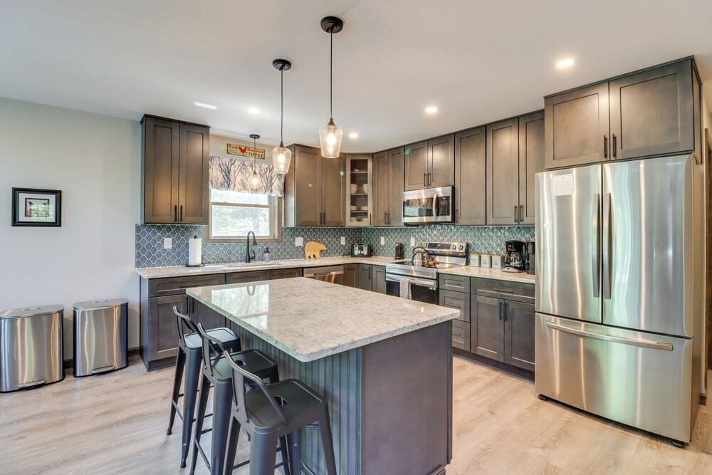 Hot Tub & Community Beach: Albrightsville Home!
