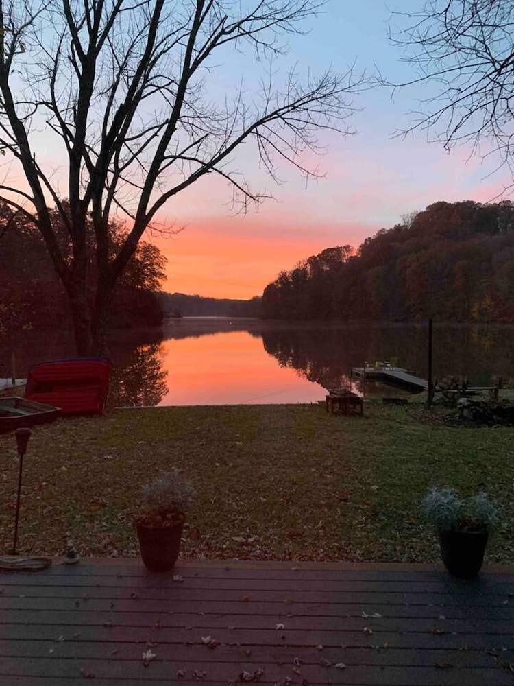 Lake Front Cabin Peaceful hot tub and Fire pit