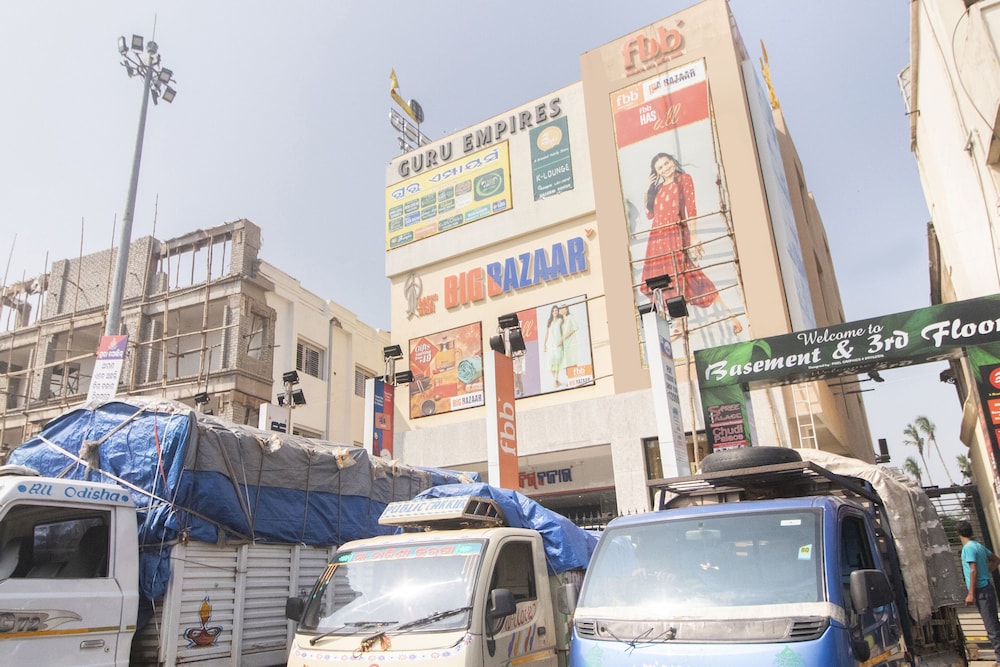 OYO 16340 Yellow Hotels