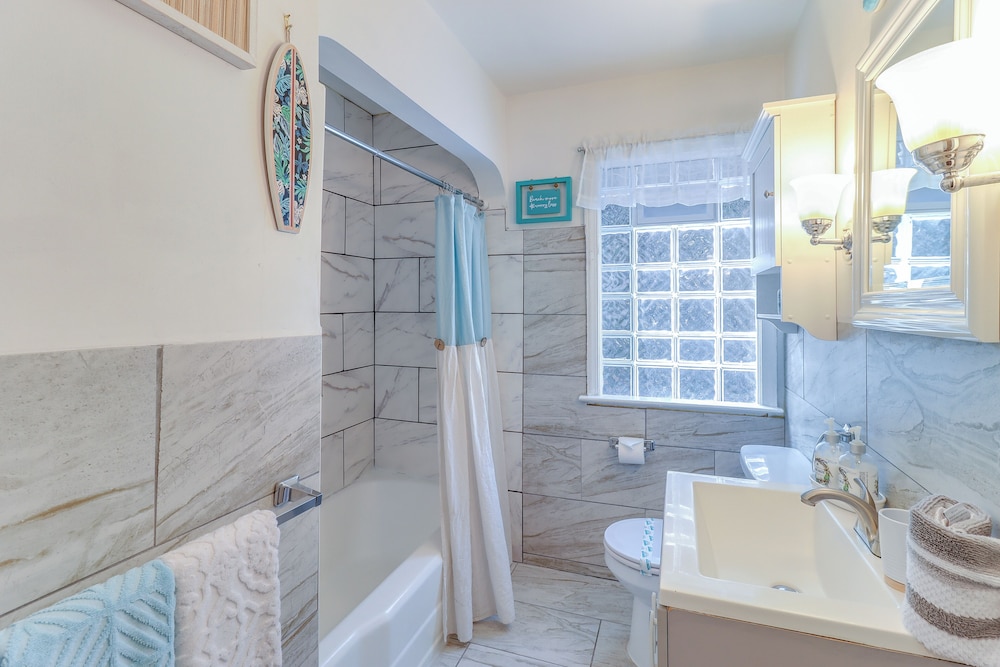 Peaceful Detroit Home w/ Yard: 10 Mi to Downtown!
