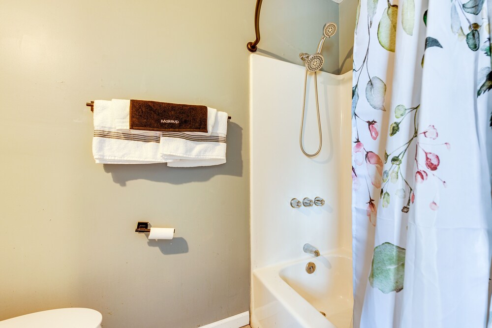 Pet-friendly Douglasville Gem - 3 Mi to Downtown!