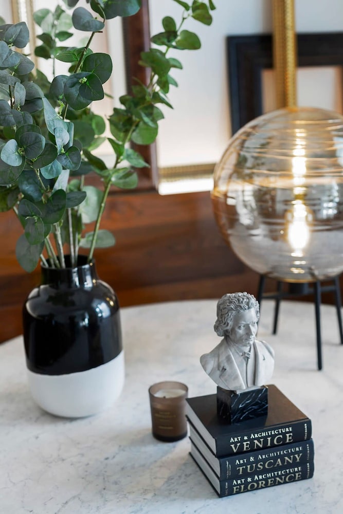 Artist Modernist 3-br Gem Next to Paseo de Gracia